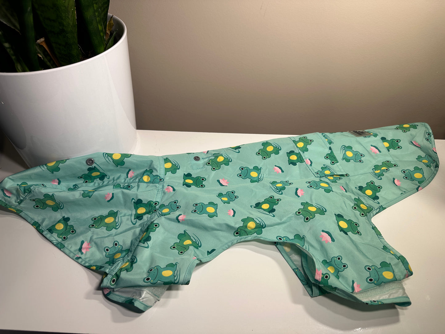 Canada Pooch Frog Raincoat 18”